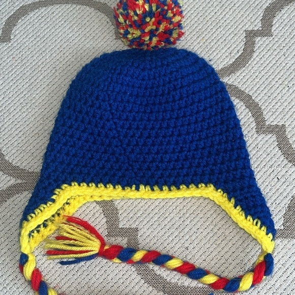 Superman hand knit crocheted winter beanie hat, 3-5 yrs - Picture 8 of 9